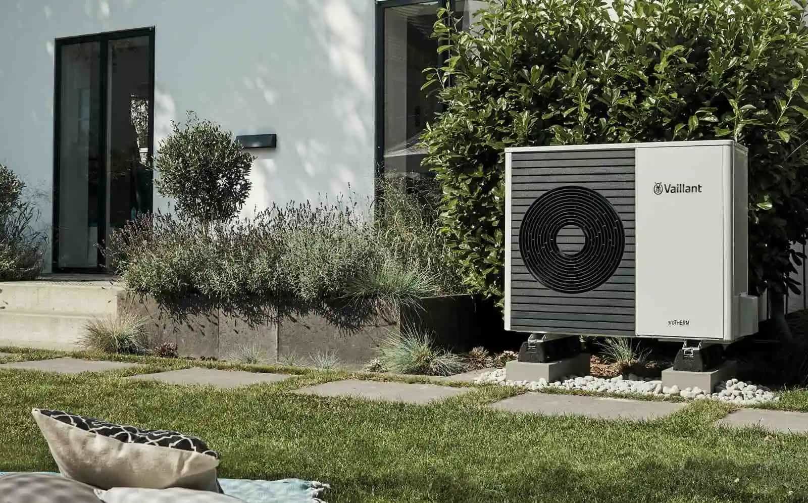 Vaillant dizalica topline montirana u dvorištu kuće.