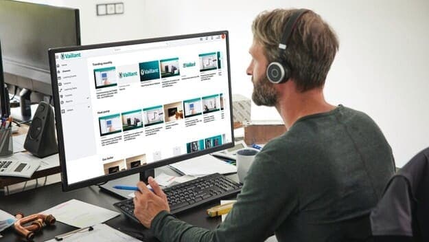 Zaposlenik Vaillanta u konzultaciji preko telefona